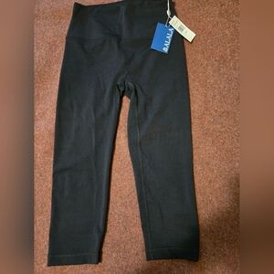 New! Alala Crop Leggings Size Large (Very Stretchy)